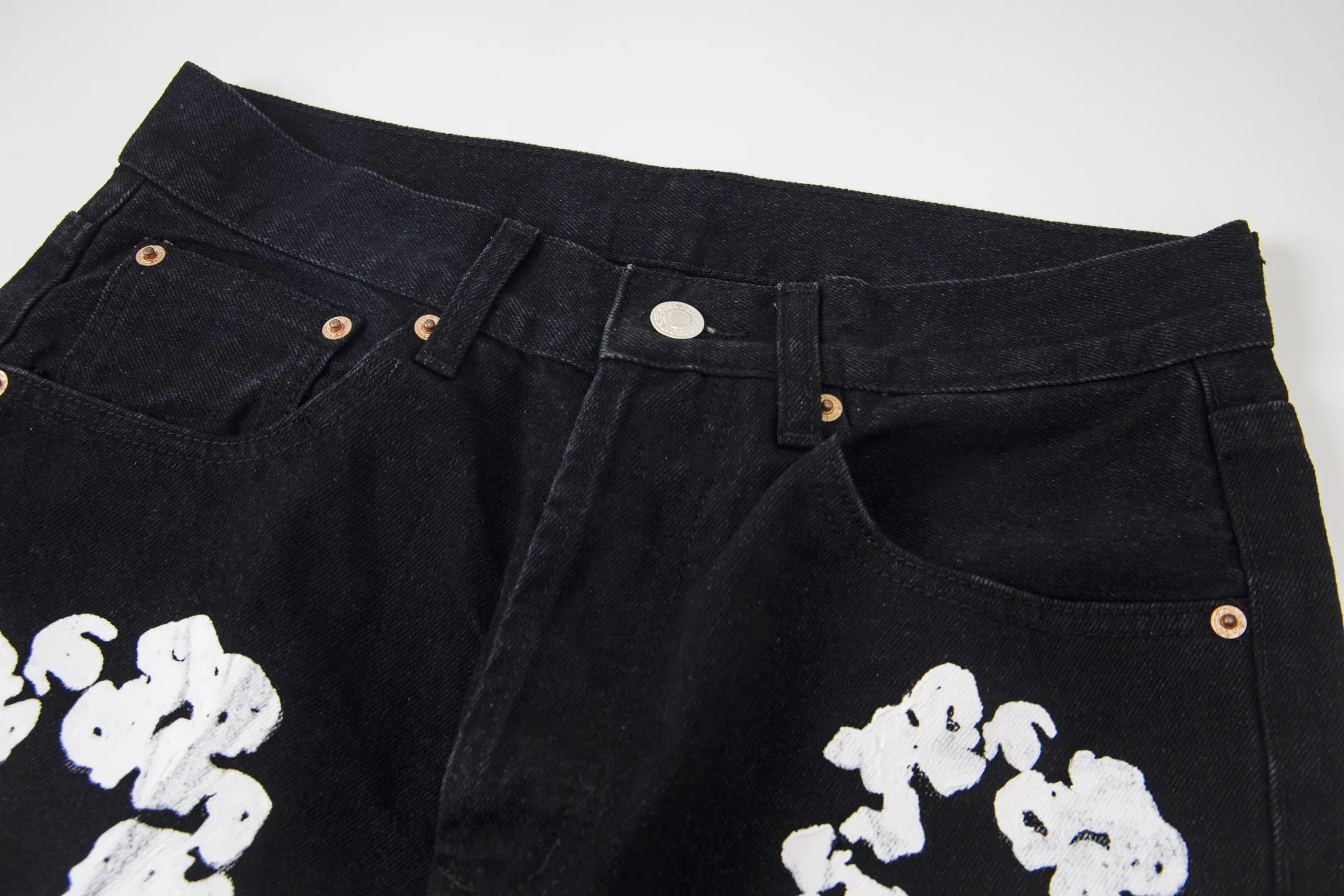 #8197 P220💰 DENIM TEARS Kapok American niche brand printed washed straight jeans. Produced by a major washed factory. Full of high-end feel. Knee part destroyed design with patchwork design. Already used as facade design. Leather waist nameplate. The focus of this style is not on washing, but on the destroyed shape and version. The secret lies in the craftsmanship of the master. The cost of post-production grinding, machining, knife cutting, etc. is far beyond comparison with assembly line products. Color: black, blue, gray. Size: 28-36 (corresponding to S-XXL)